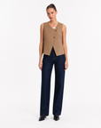 Gilet Donna Smanicato con Bottoni Camel vista frontale indossata da Polly 6