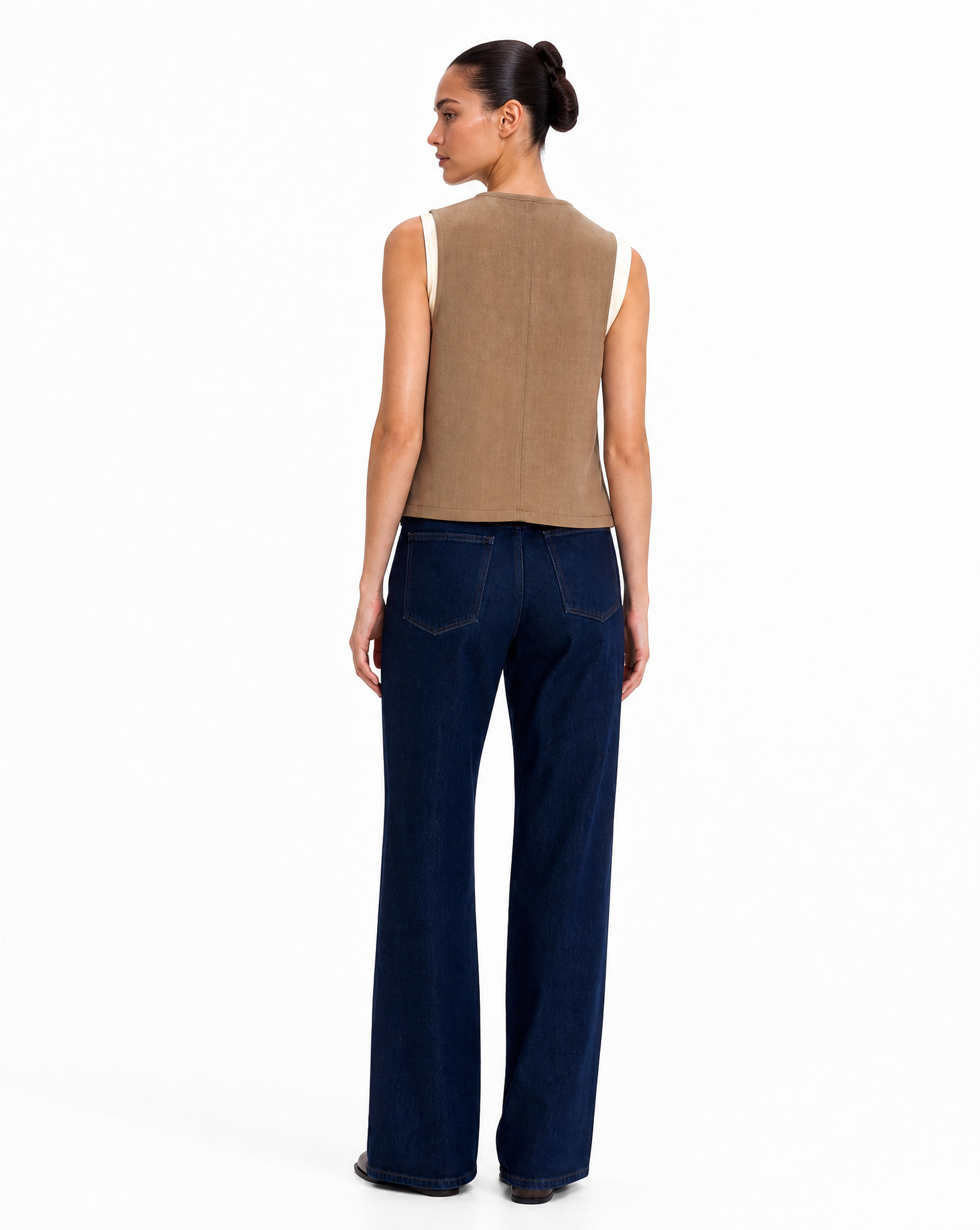 Gilet Donna Smanicato con Bottoni Camel vista retro indossata da Polly 6