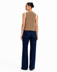Gilet Donna Smanicato con Bottoni Camel vista retro indossata da Polly 6