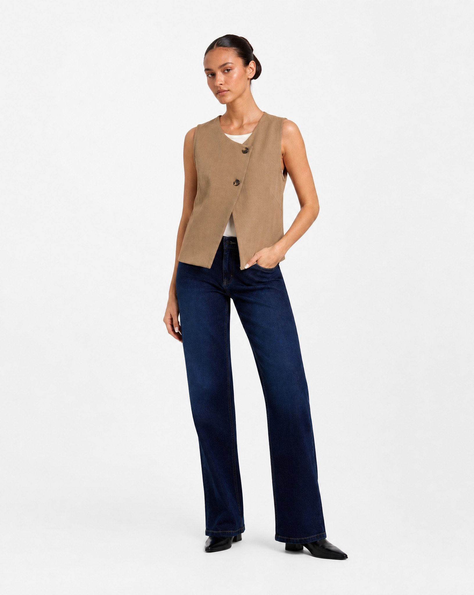 Gilet Donna Smanicato con Bottoni Camel vista tre-quarti indossata da Polly 6
