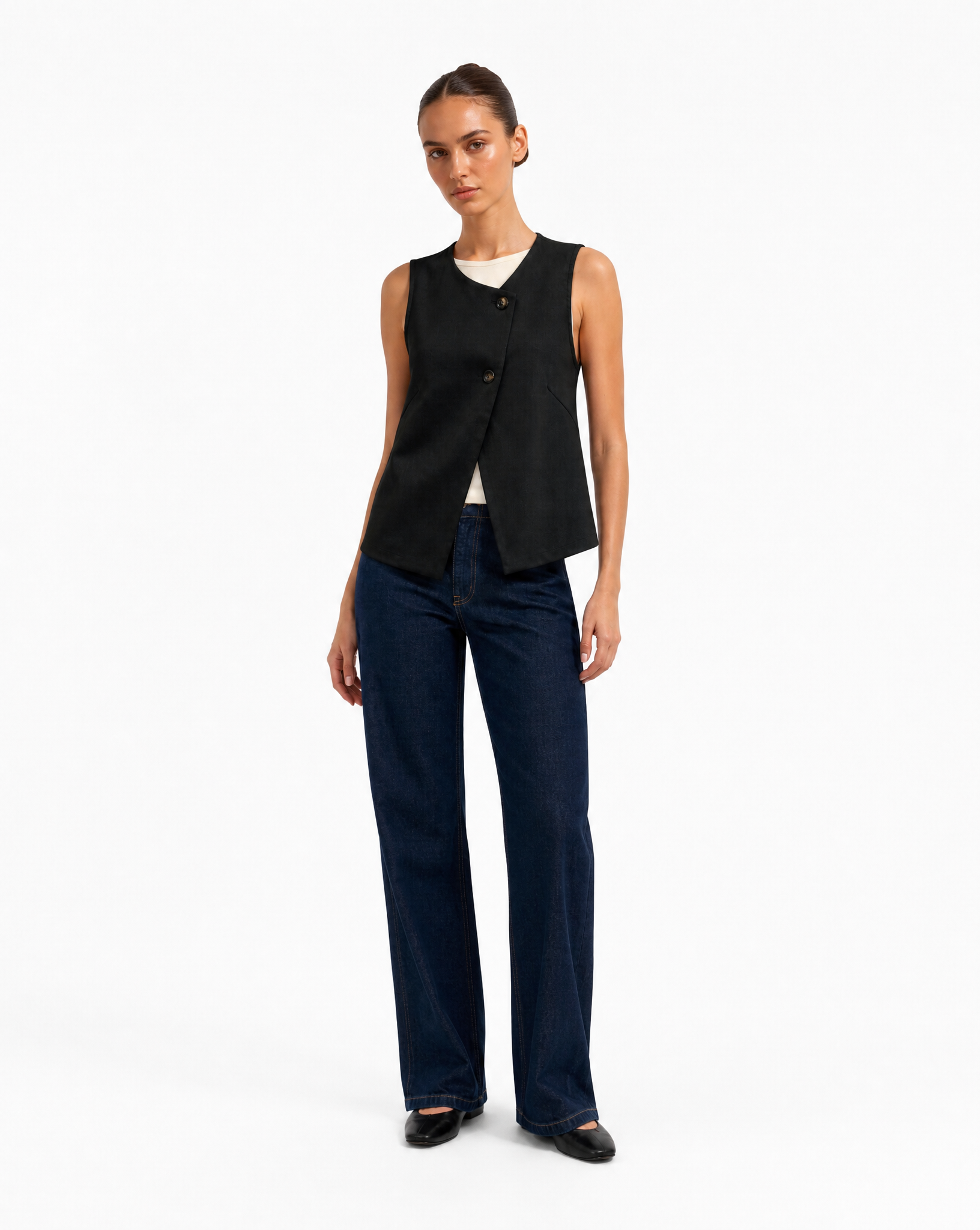 Gilet Donna Smanicato con Bottoni Nero vista frontale indossata da Polly 6
