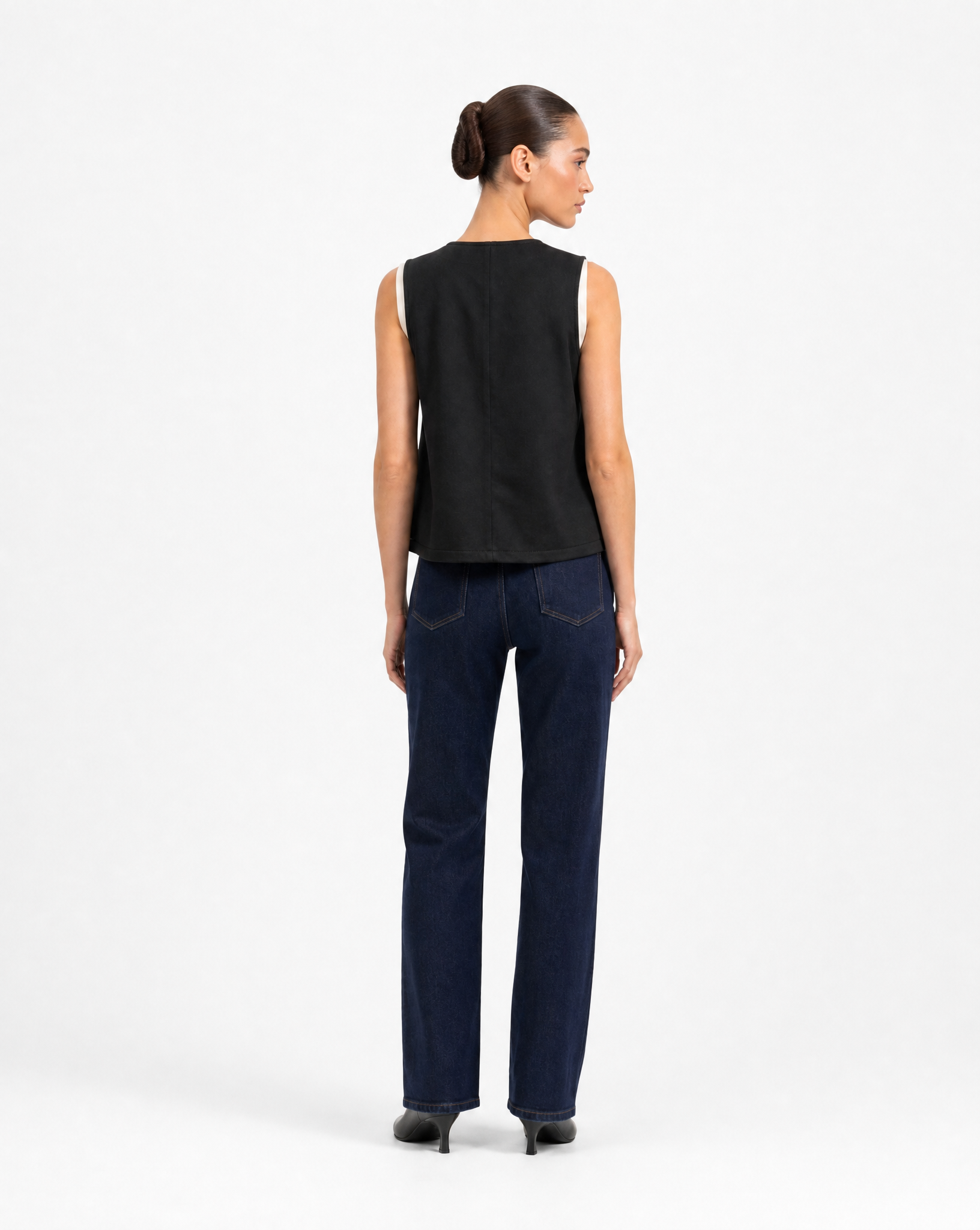 Gilet Donna Smanicato con Bottoni Nero vista retro indossata da Polly 6