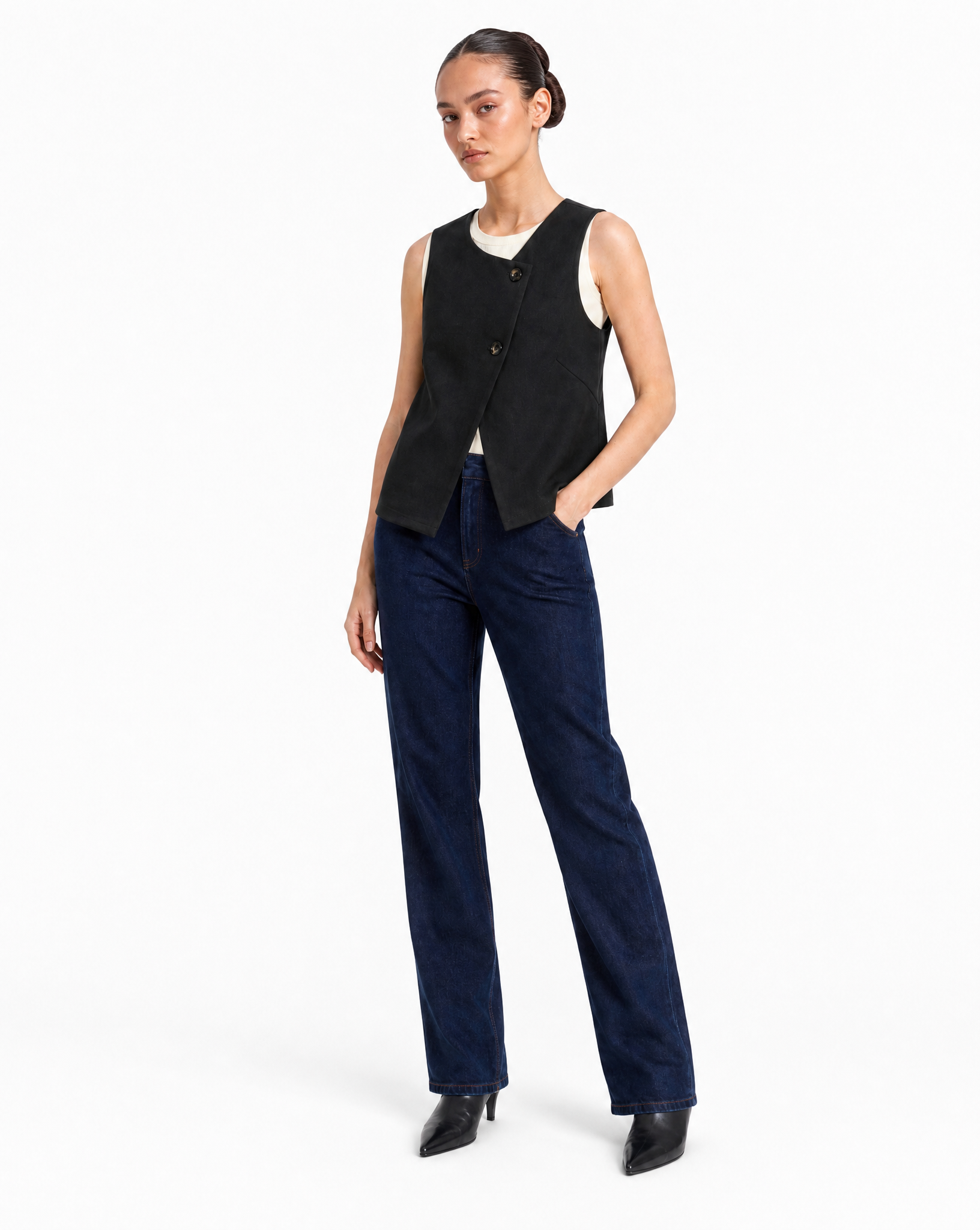 Gilet Donna Smanicato con Bottoni Nero vista tre-quarti indossata da Polly 6
