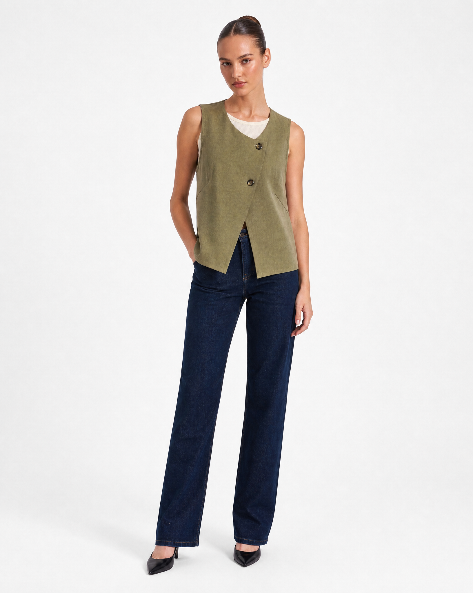 Gilet Donna Smanicato con Bottoni Verde vista frontale indossata da Polly 6