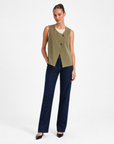 Gilet Donna Smanicato con Bottoni Verde vista frontale indossata da Polly 6