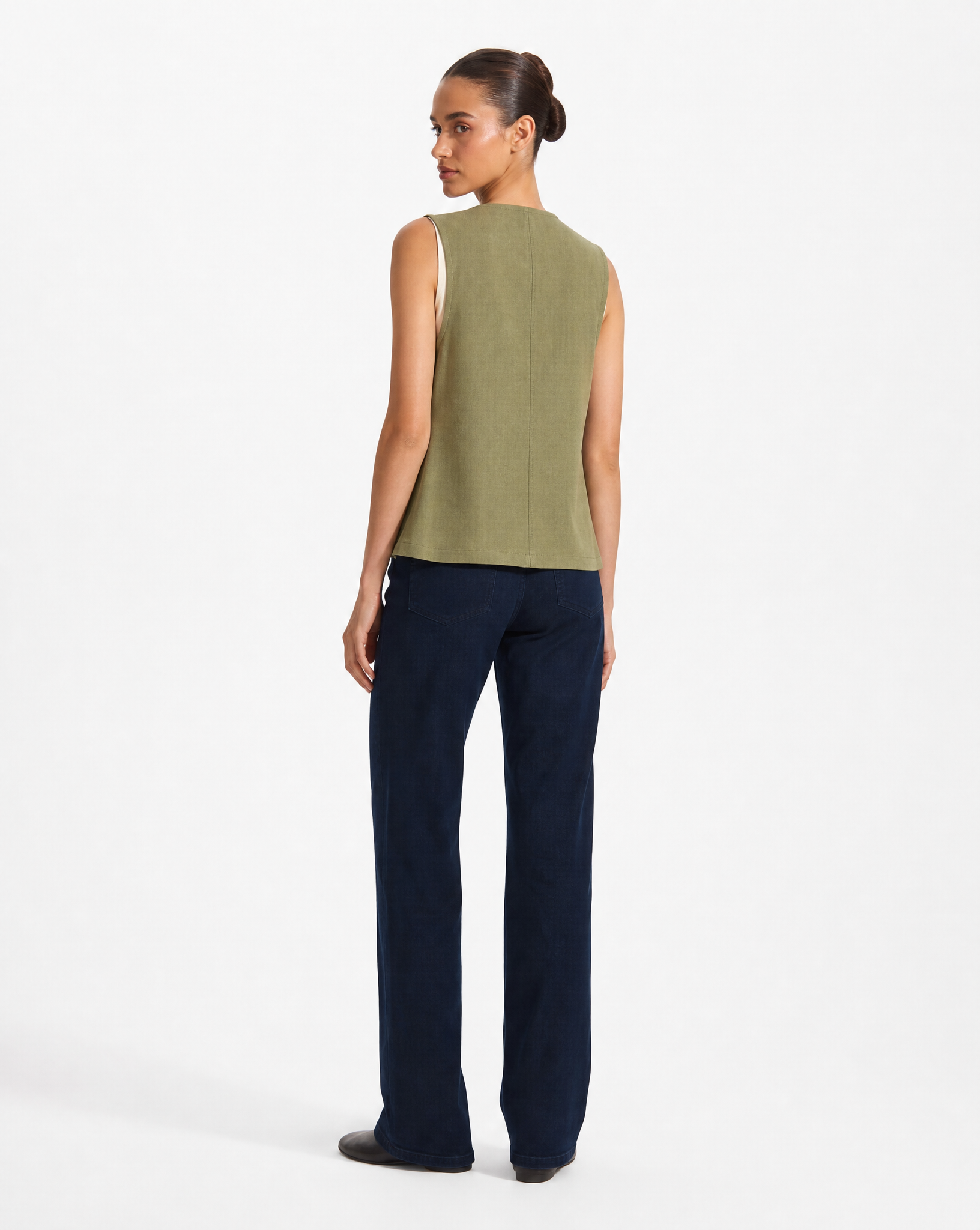 Gilet Donna Smanicato con Bottoni Verde vista retro indossata da Polly 6