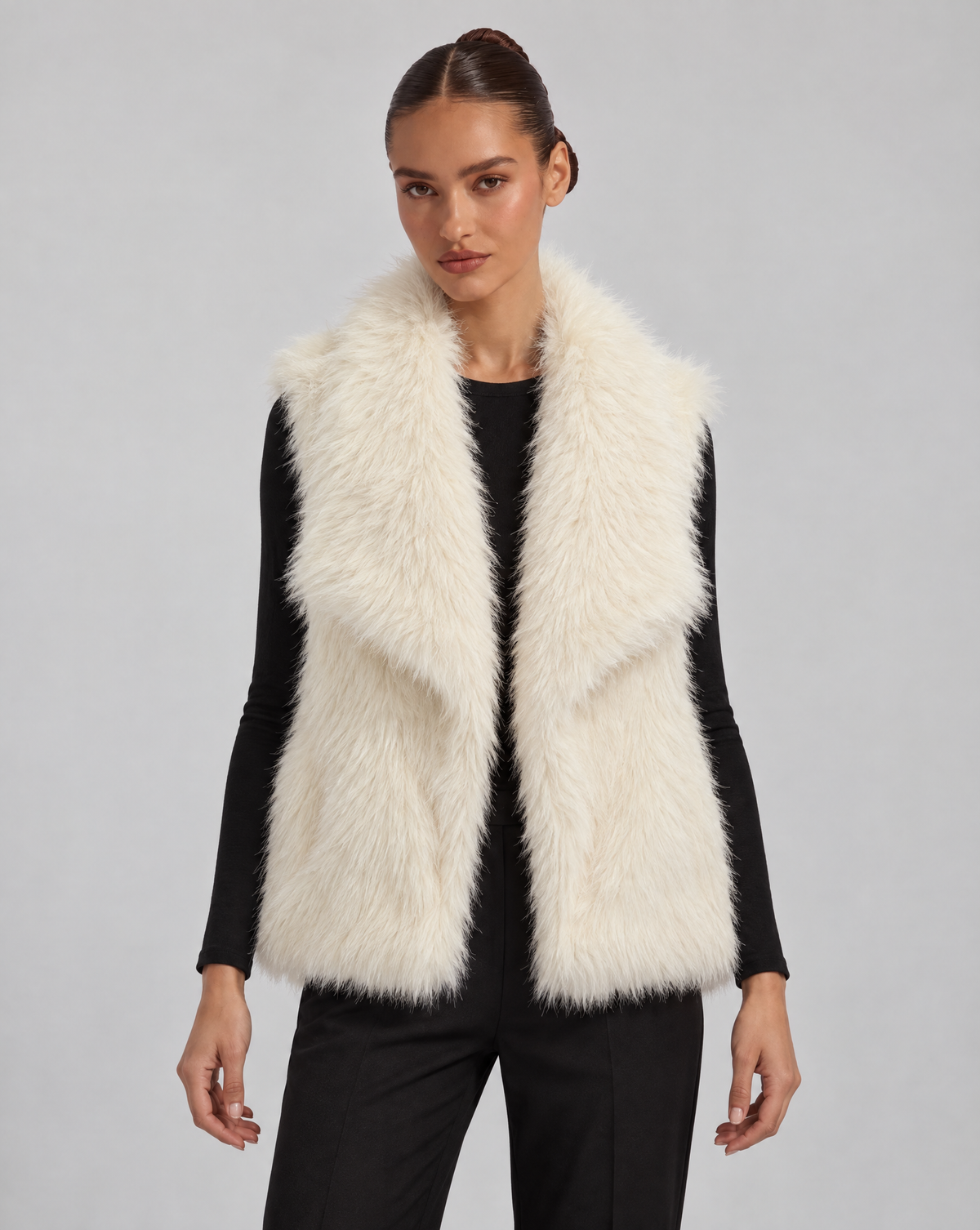 Gilet donna in ecopelliccia con ampio collo, Bianco, indossato da Polly 6 — frontale