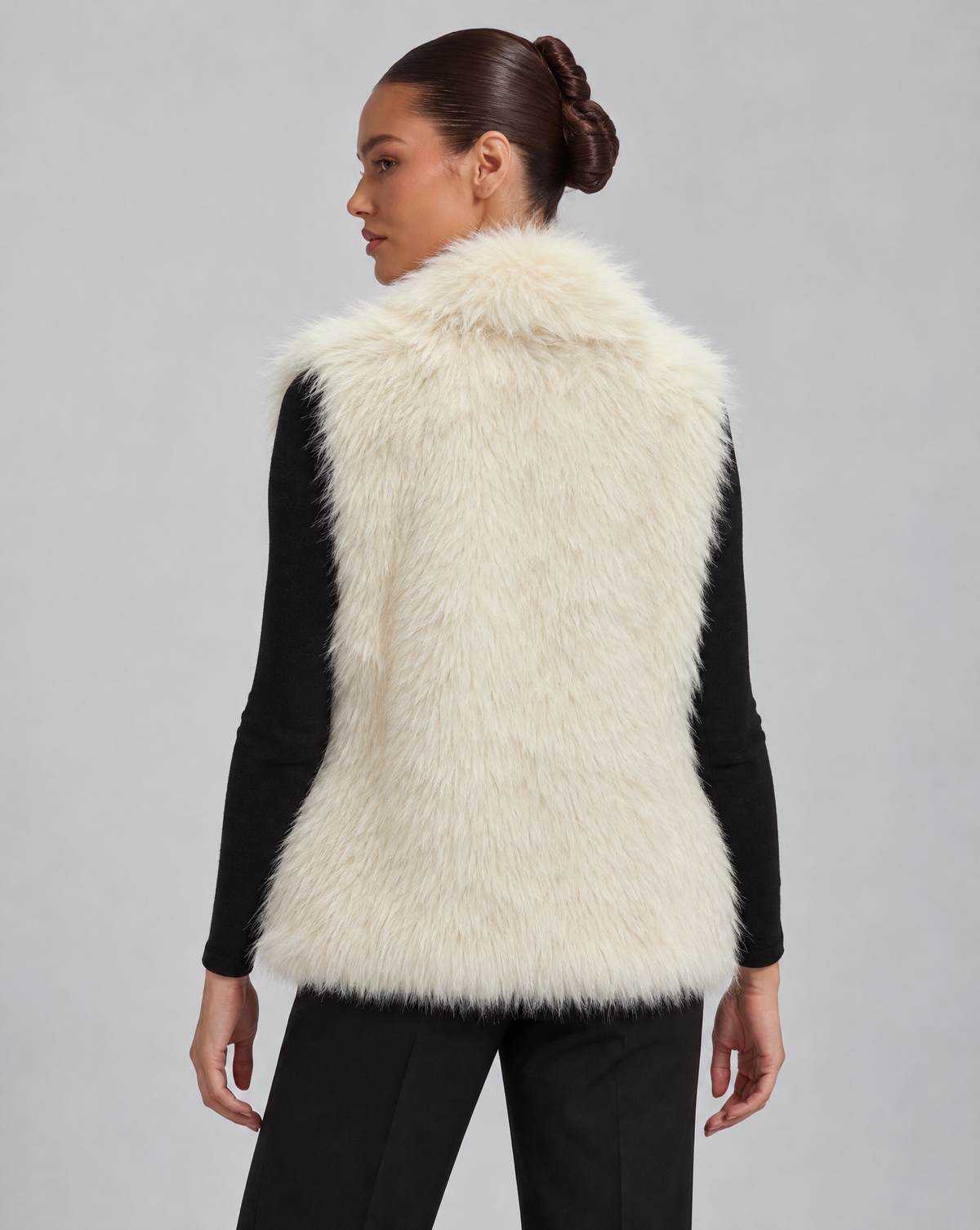 Gilet donna in ecopelliccia con ampio collo, Bianco, indossato da Polly 6 — retro