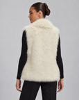 Gilet donna in ecopelliccia con ampio collo, Bianco, indossato da Polly 6 — retro