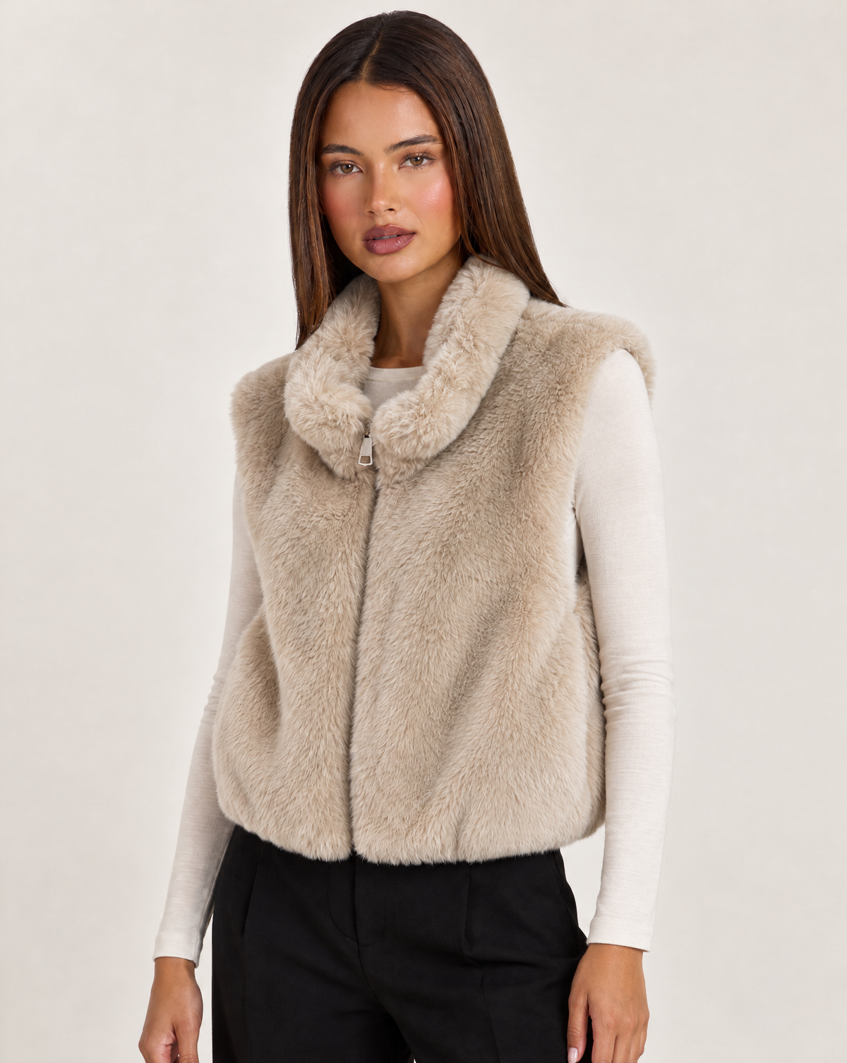 Gilet donna effetto pelliccia beige con collo alto e zip, Polly 4 — vista di tre quarti