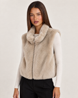 Gilet donna effetto pelliccia beige con collo alto e zip, Polly 4 — vista di tre quarti