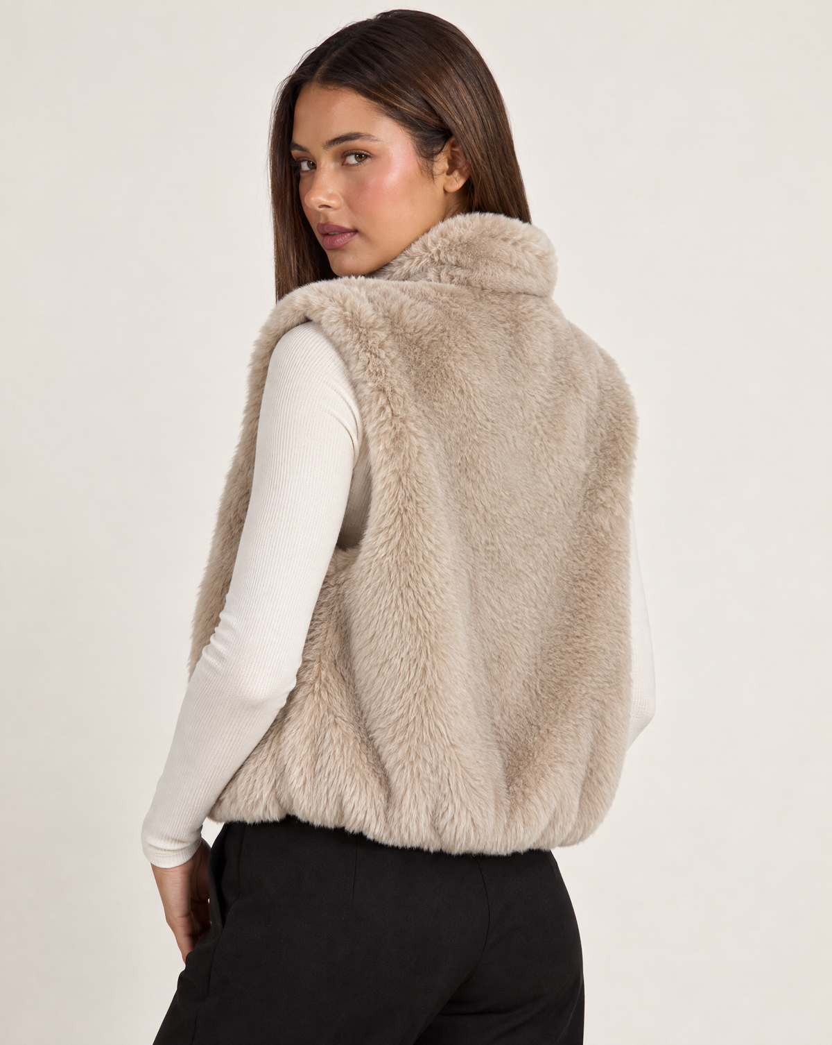 Gilet donna effetto pelliccia beige con collo alto e zip, Polly 4 — vista posteriore