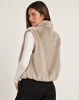 Gilet donna effetto pelliccia beige con collo alto e zip, Polly 4 — vista posteriore