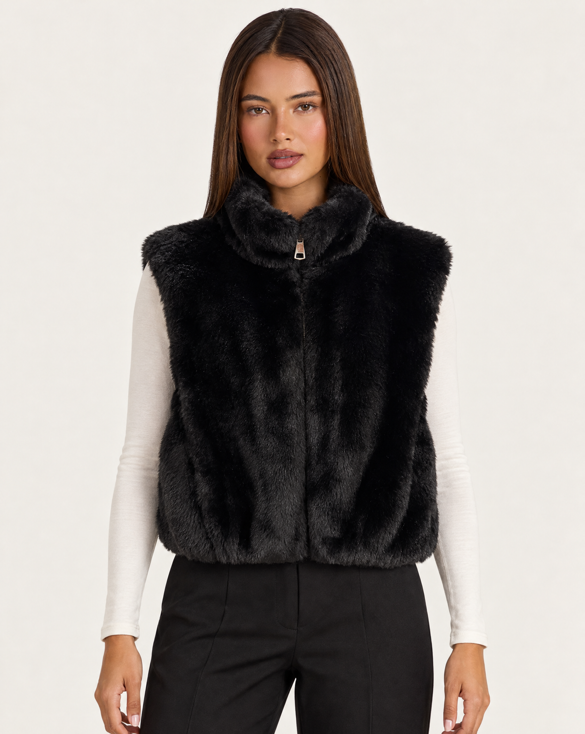 Gilet donna effetto pelliccia nero con collo alto e zip, Polly 4 — vista frontale