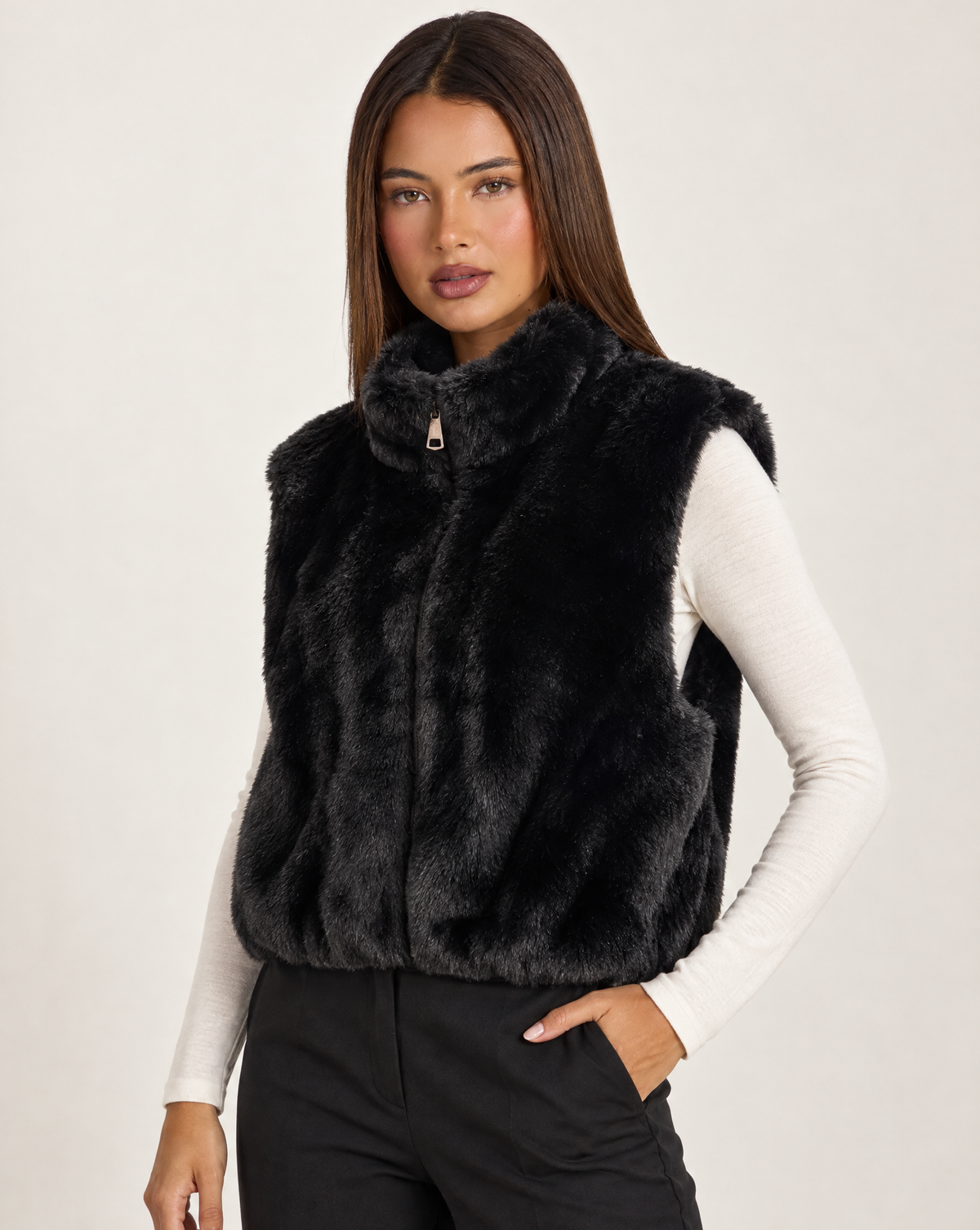 Gilet donna effetto pelliccia nero con collo alto e zip, Polly 4 — vista di tre quarti