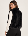 Gilet donna effetto pelliccia nero con collo alto e zip, Polly 4 — vista posteriore