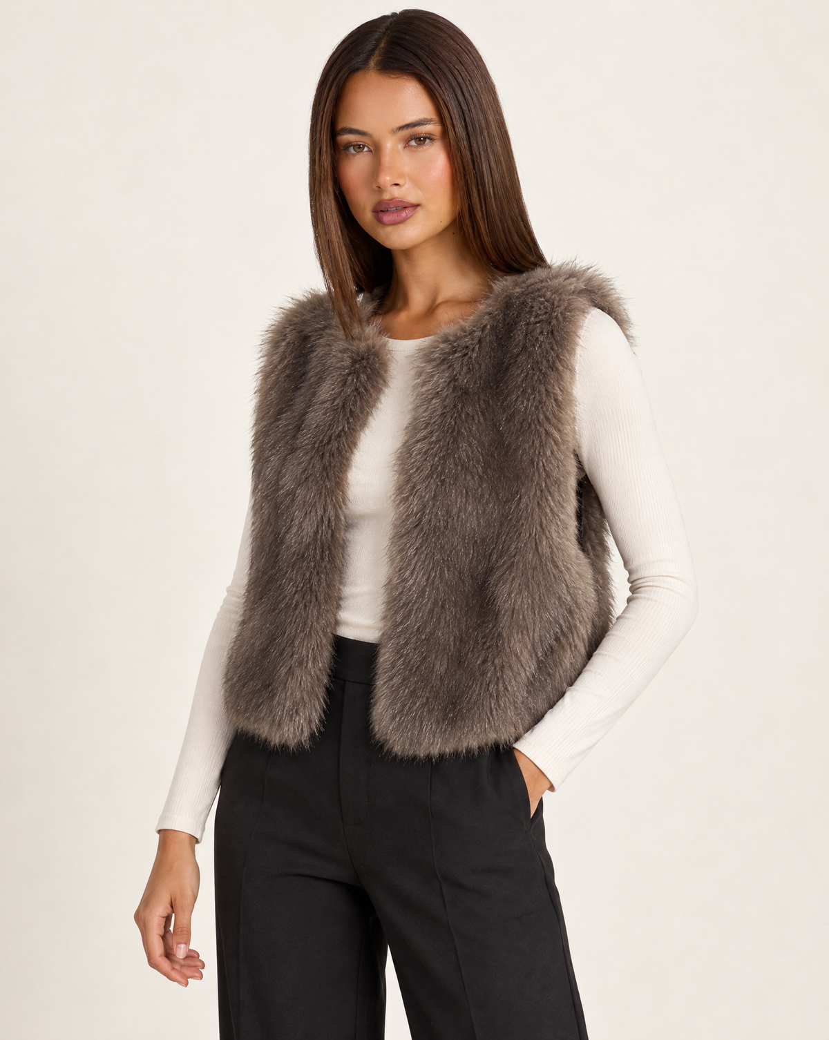 Gilet donna corto effetto pelliccia taupe con Polly 4 - tre quarti