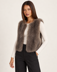 Gilet donna corto effetto pelliccia taupe con Polly 4 - tre quarti