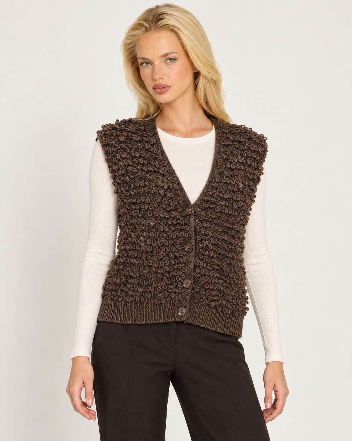 Gilet donna marrone in maglia ad anelli con scollo a V, Polly 7 - dettaglio della parte superiore