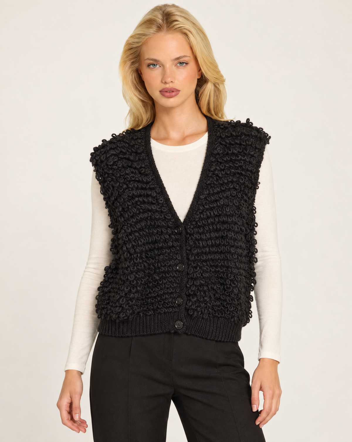 Gilet donna nero in maglia ad anelli con scollo a V, Polly 7 - dettaglio della parte superiore
