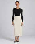 Gonna lunga in maglia a costine Bianco indossata da Polly 6 - vista frontale
