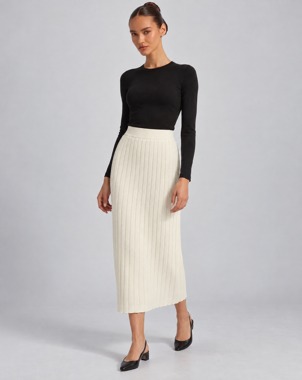 Gonna lunga in maglia a costine Bianco indossata da Polly 6 - vista tre quarti
