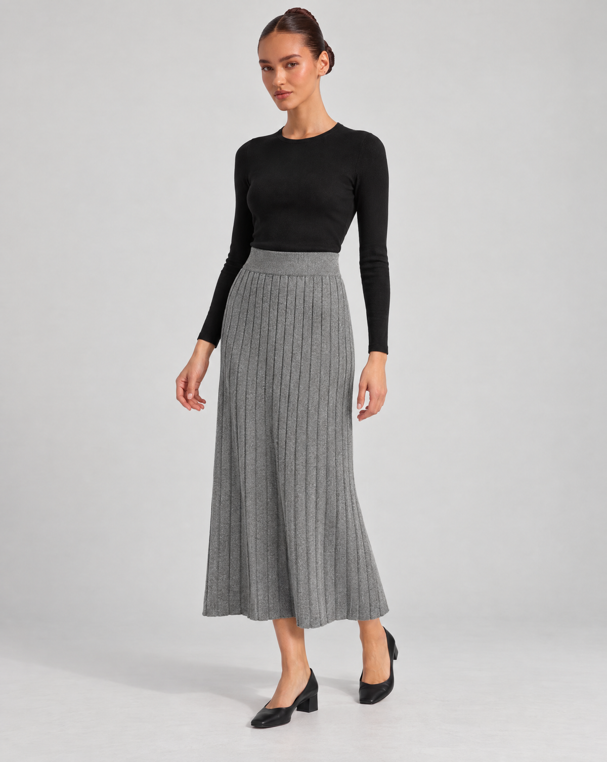Gonna lunga in maglia a costine Grigio indossata da Polly 6 - vista tre quarti