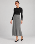 Gonna lunga in maglia a costine Grigio indossata da Polly 6 - vista tre quarti