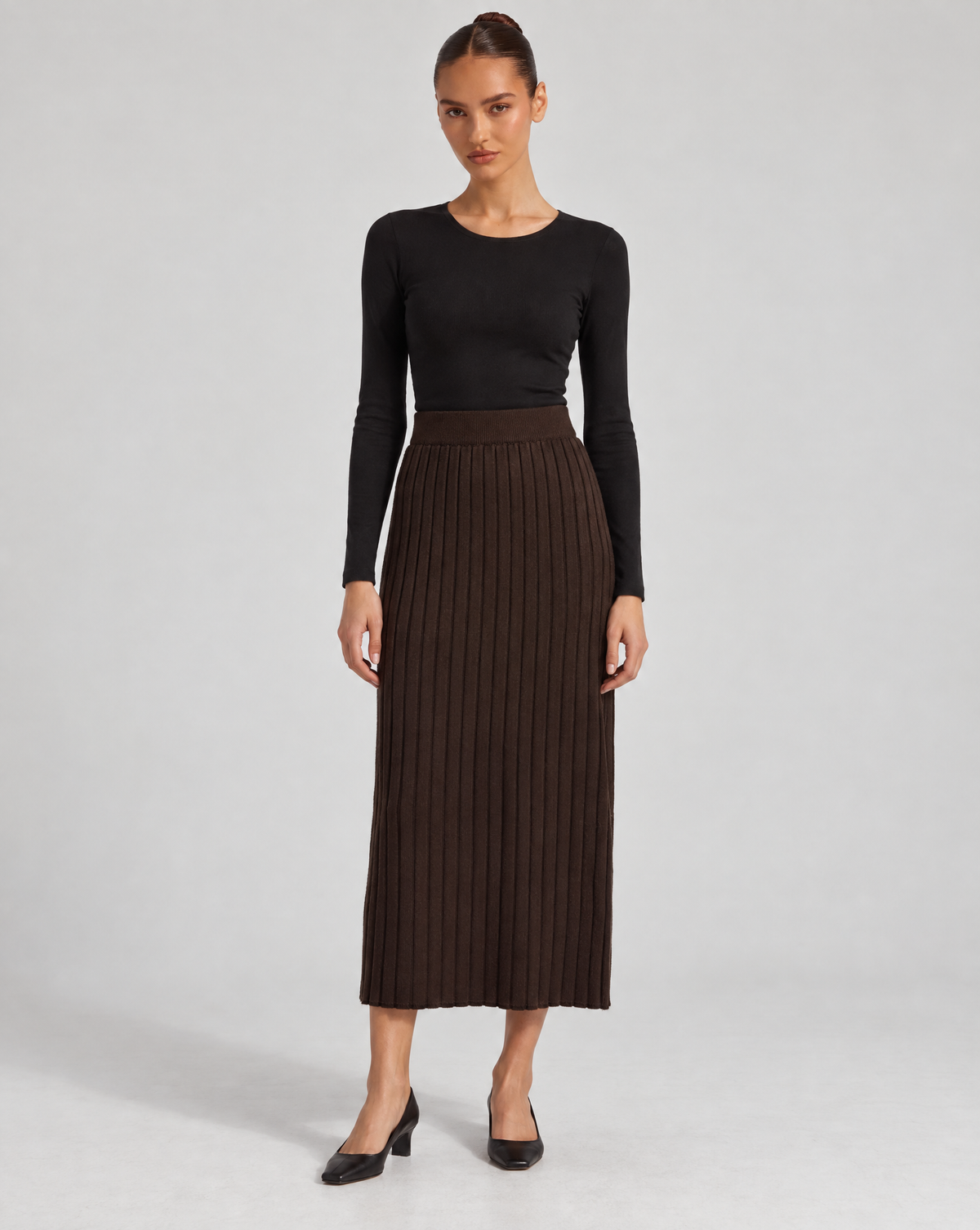 Gonna lunga in maglia a costine Marrone indossata da Polly 6 - vista frontale