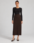 Gonna lunga in maglia a costine Marrone indossata da Polly 6 - vista frontale