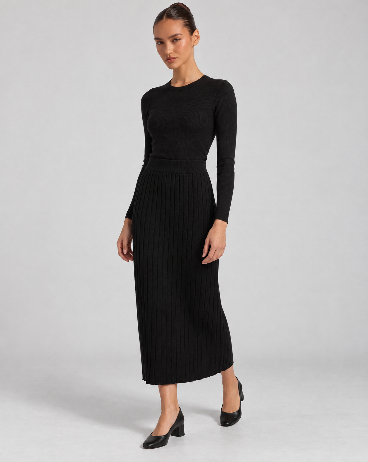 Gonna lunga in maglia a costine Nero indossata da Polly 6 - vista tre quarti