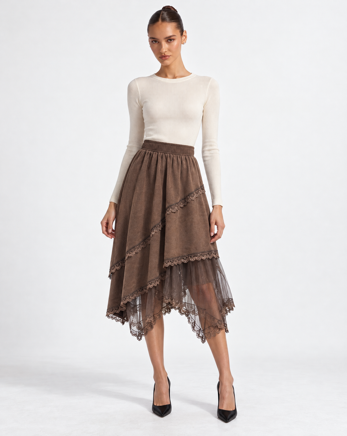 Gonna donna marrone con pizzo e tulle indossata da Polly 6 – vista frontale