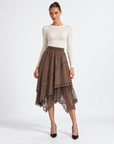 Gonna donna marrone con pizzo e tulle indossata da Polly 6 – vista frontale