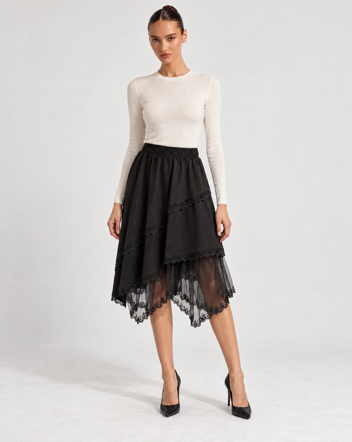 Gonna donna nera con pizzo e tulle indossata da Polly 6 – vista frontale