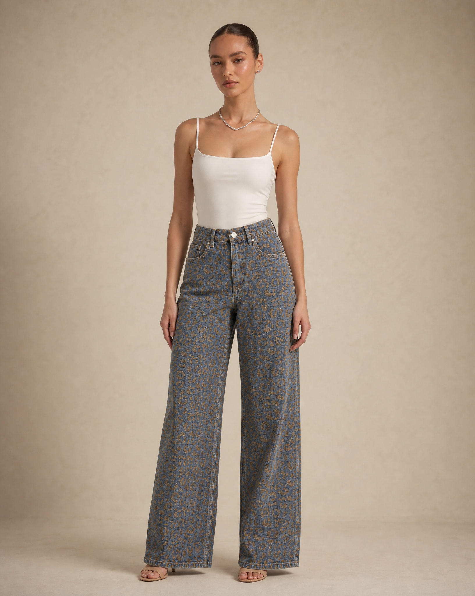 Jeans palazzo animalier 5436, vista frontale, indossati da Polly 6