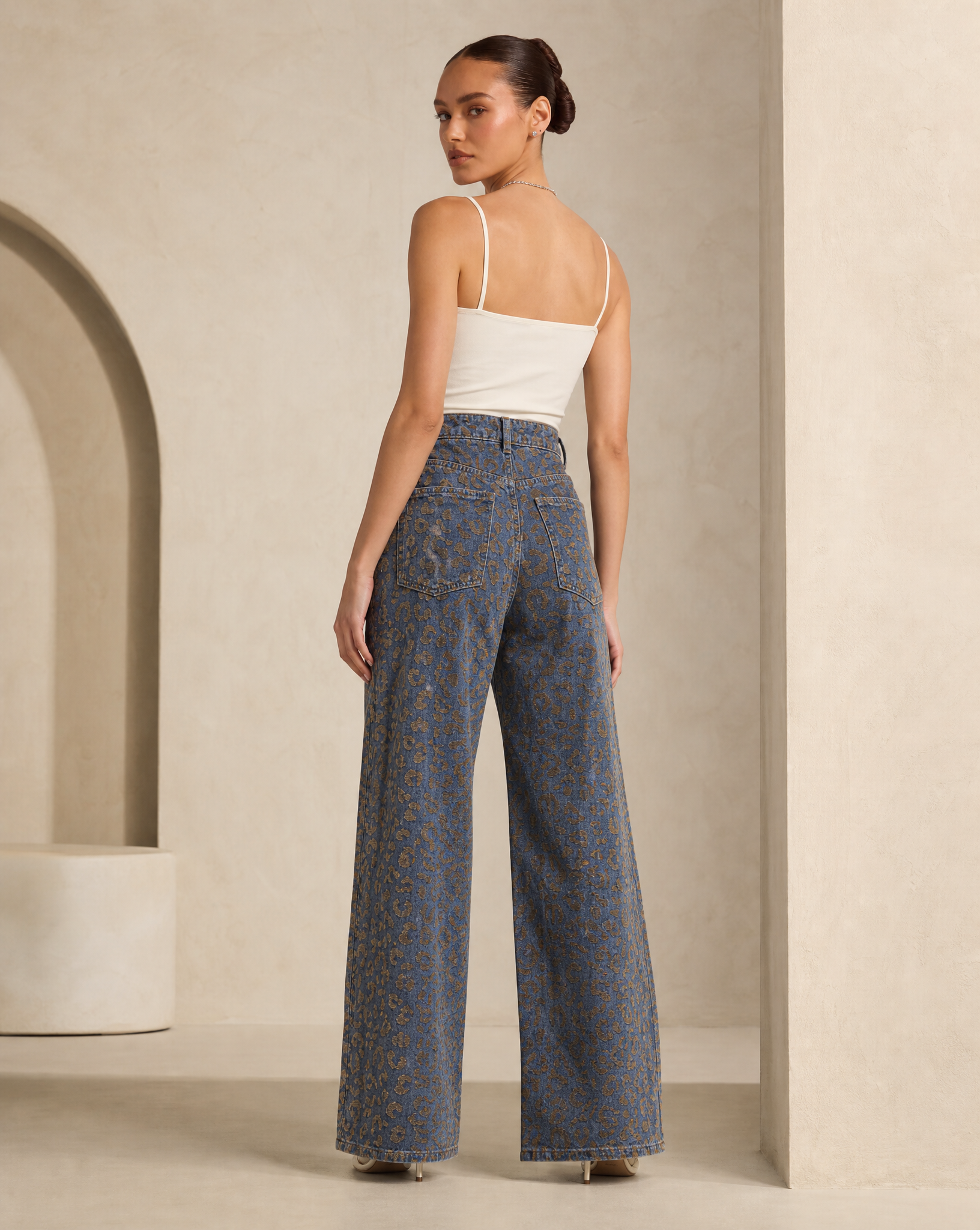 Jeans palazzo animalier 5436, vista retro, indossati da Polly 6