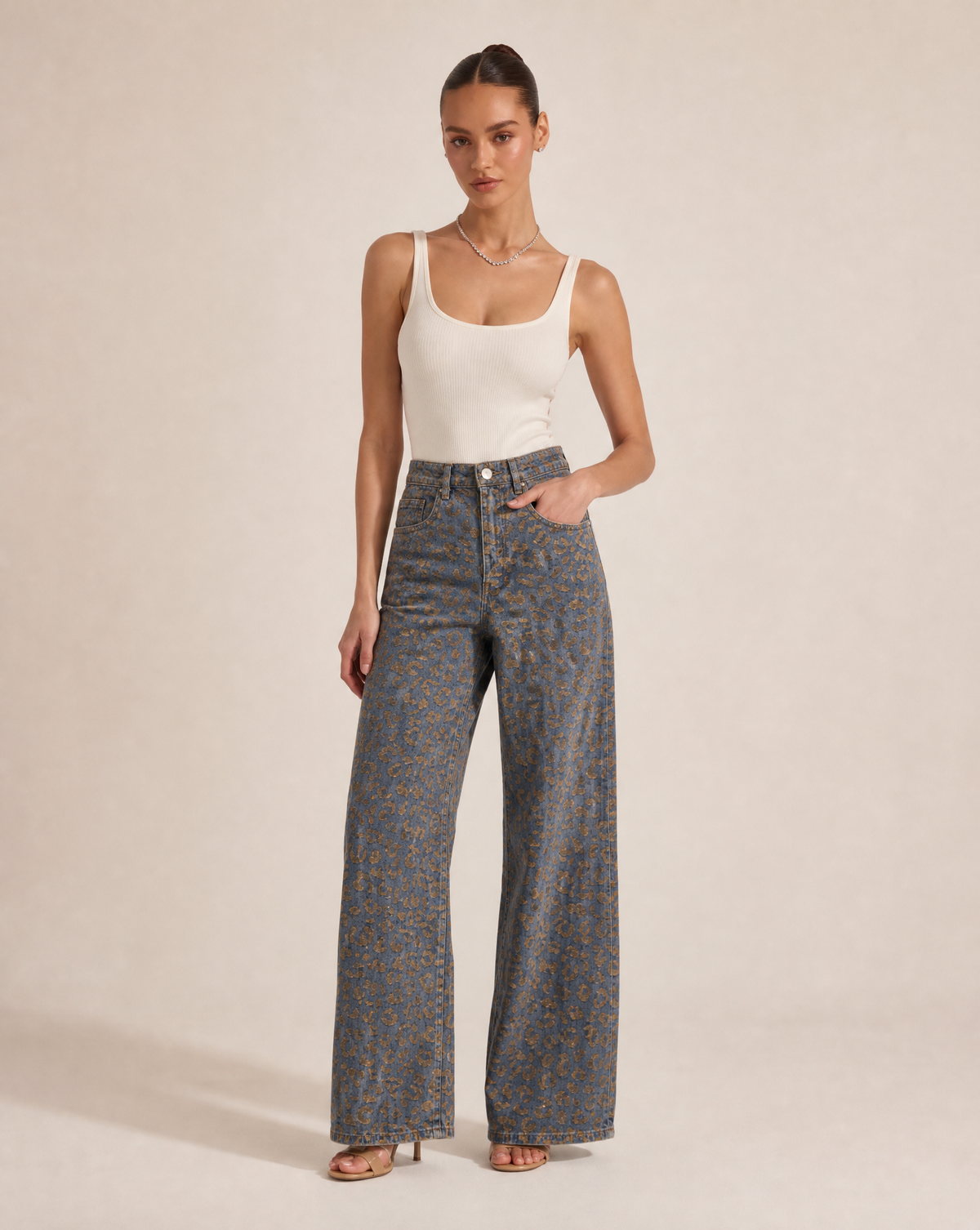 Jeans palazzo animalier 5436, vista tre-quarti, indossati da Polly 6