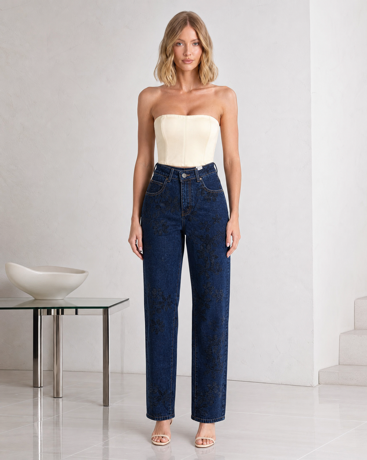 Jeans dritti blu effetto vissuto indossati da Polly 5, vista frontale
