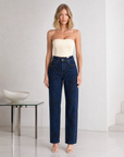 Jeans dritti blu effetto vissuto indossati da Polly 5, vista frontale