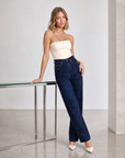 Jeans dritti blu effetto vissuto indossati da Polly 5, vista tre quarti