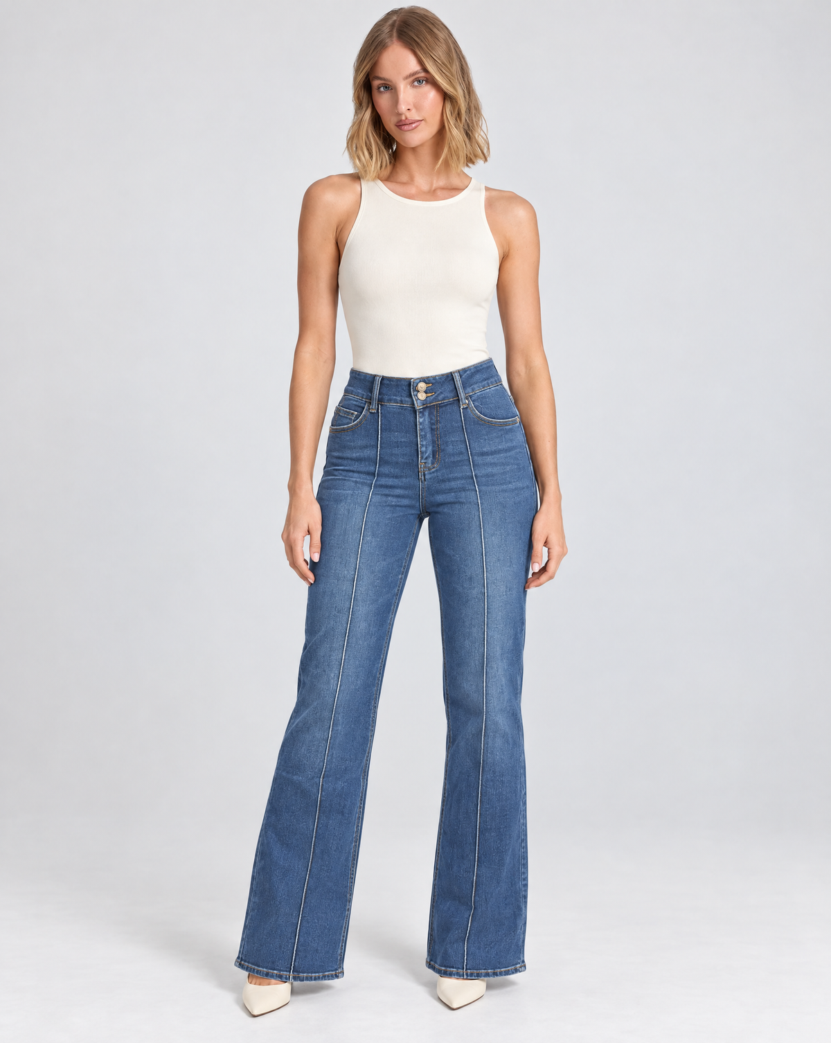 Jeans donna blu 2677 con doppio bottone e cuciture frontali, indossati da Polly 5, vista frontale