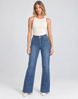 Jeans donna blu 2677 con doppio bottone e cuciture frontali, indossati da Polly 5, vista frontale