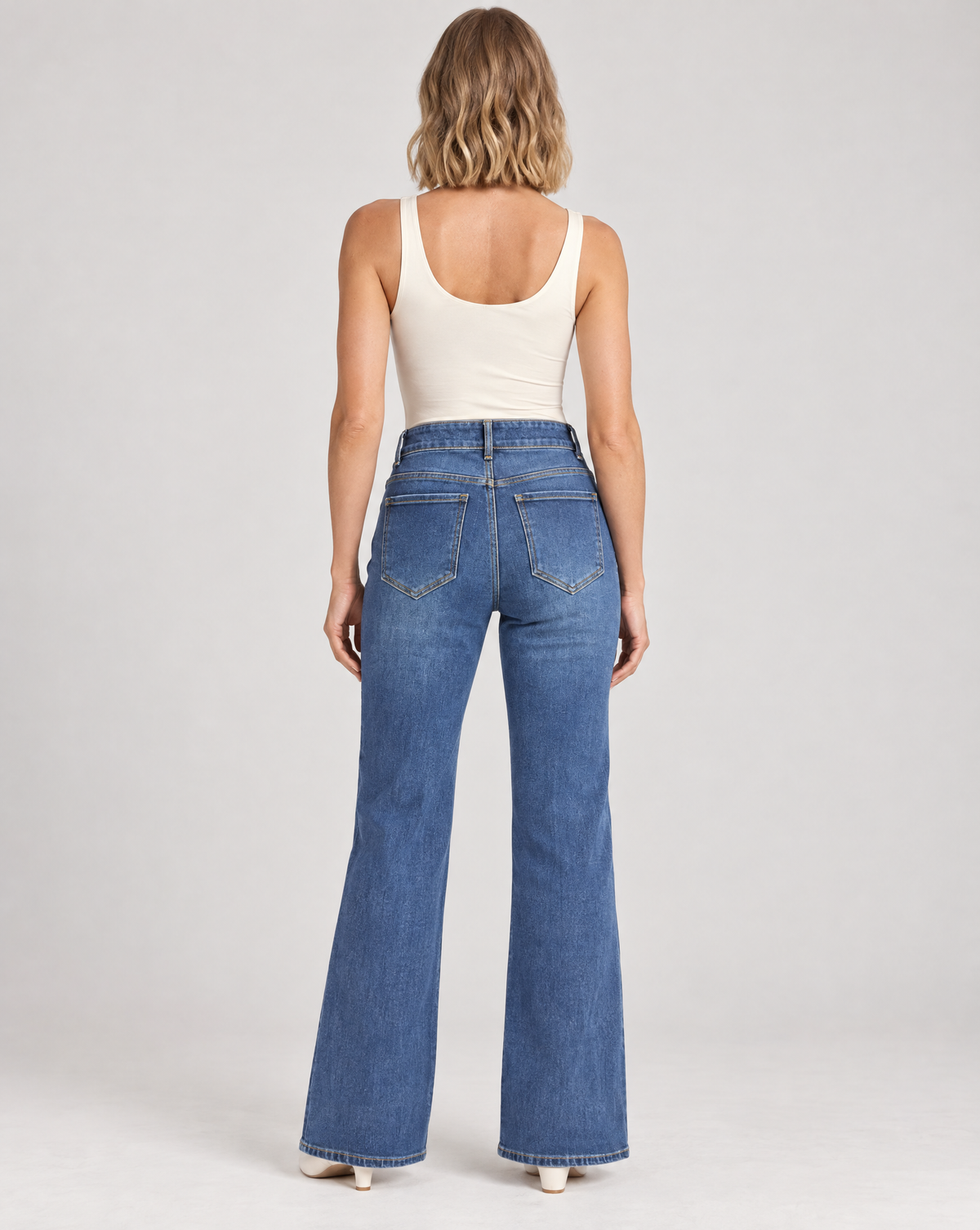 Jeans donna blu 2677 con doppio bottone e cuciture frontali, indossati da Polly 5, vista retro