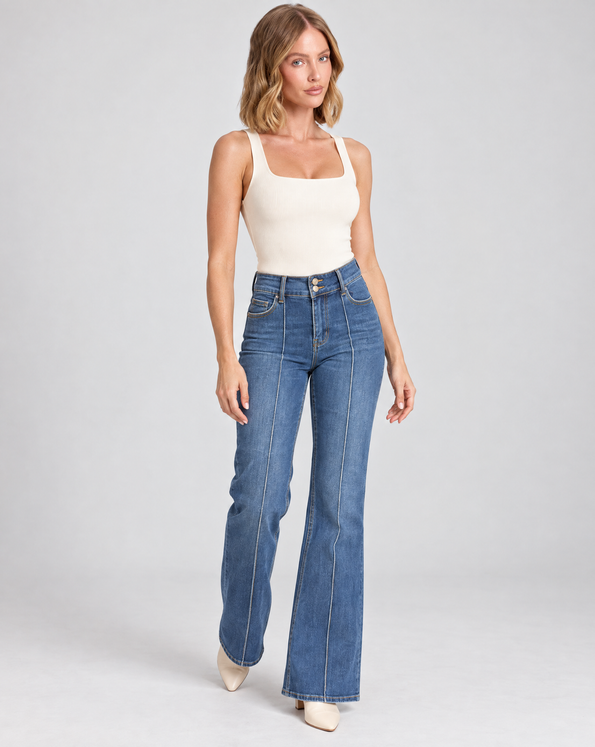 Jeans donna blu 2677 con doppio bottone e cuciture frontali, indossati da Polly 5, vista tre-quarti
