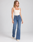 Jeans donna blu 2677 con doppio bottone e cuciture frontali, indossati da Polly 5, vista tre-quarti