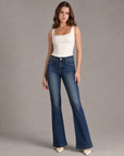 Jeans donna bootcut blu washed LM865 indossato a figura intera