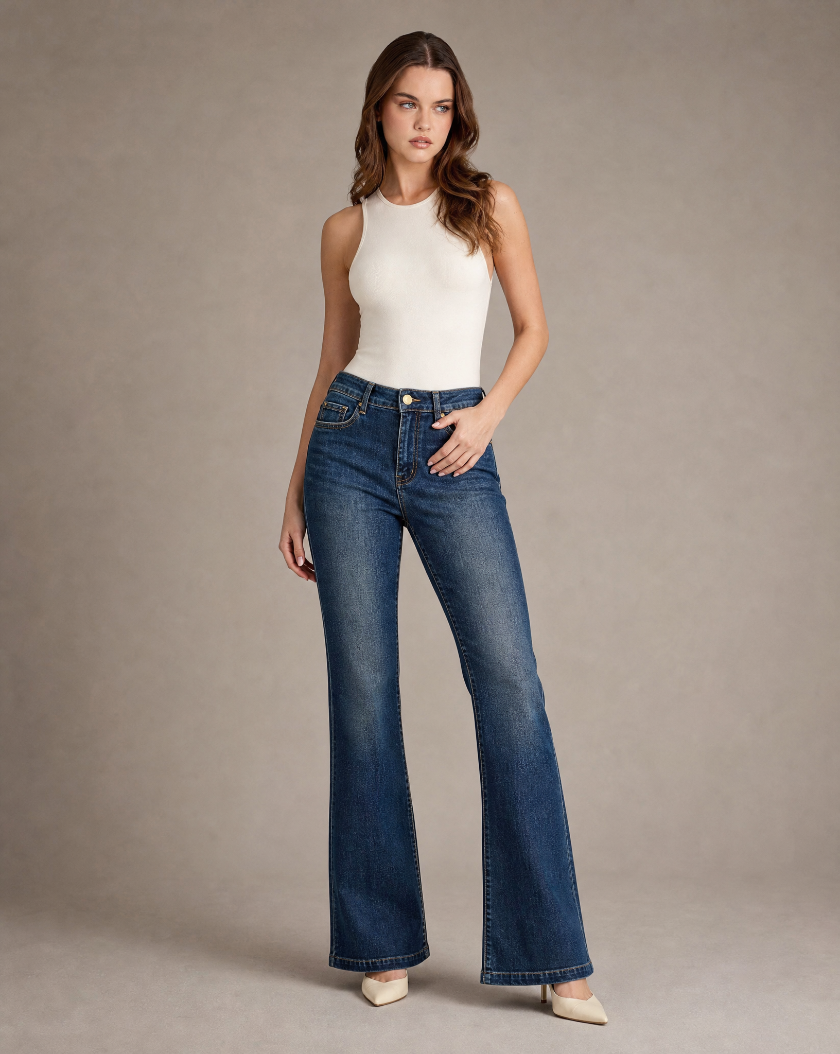 Jeans donna bootcut blu washed LM865 indossato, vista frontale