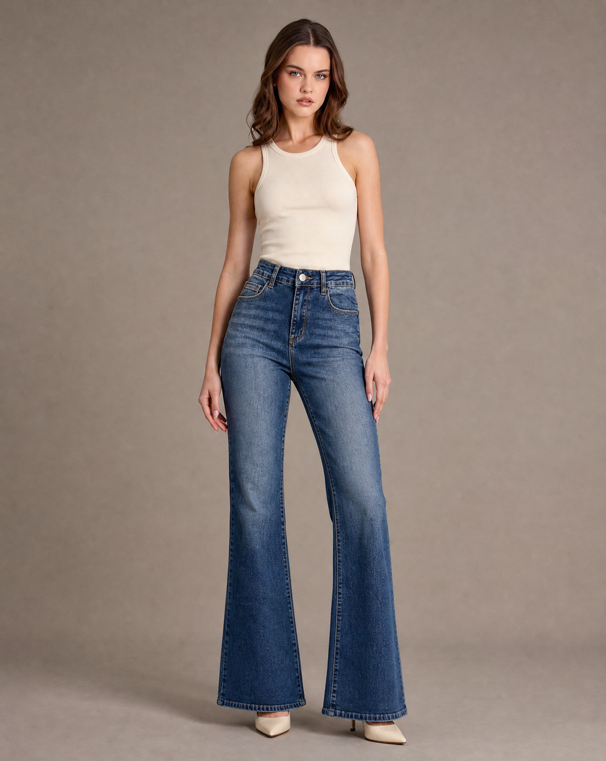Jeans donna flare blu washed N2772 indossato a figura intera