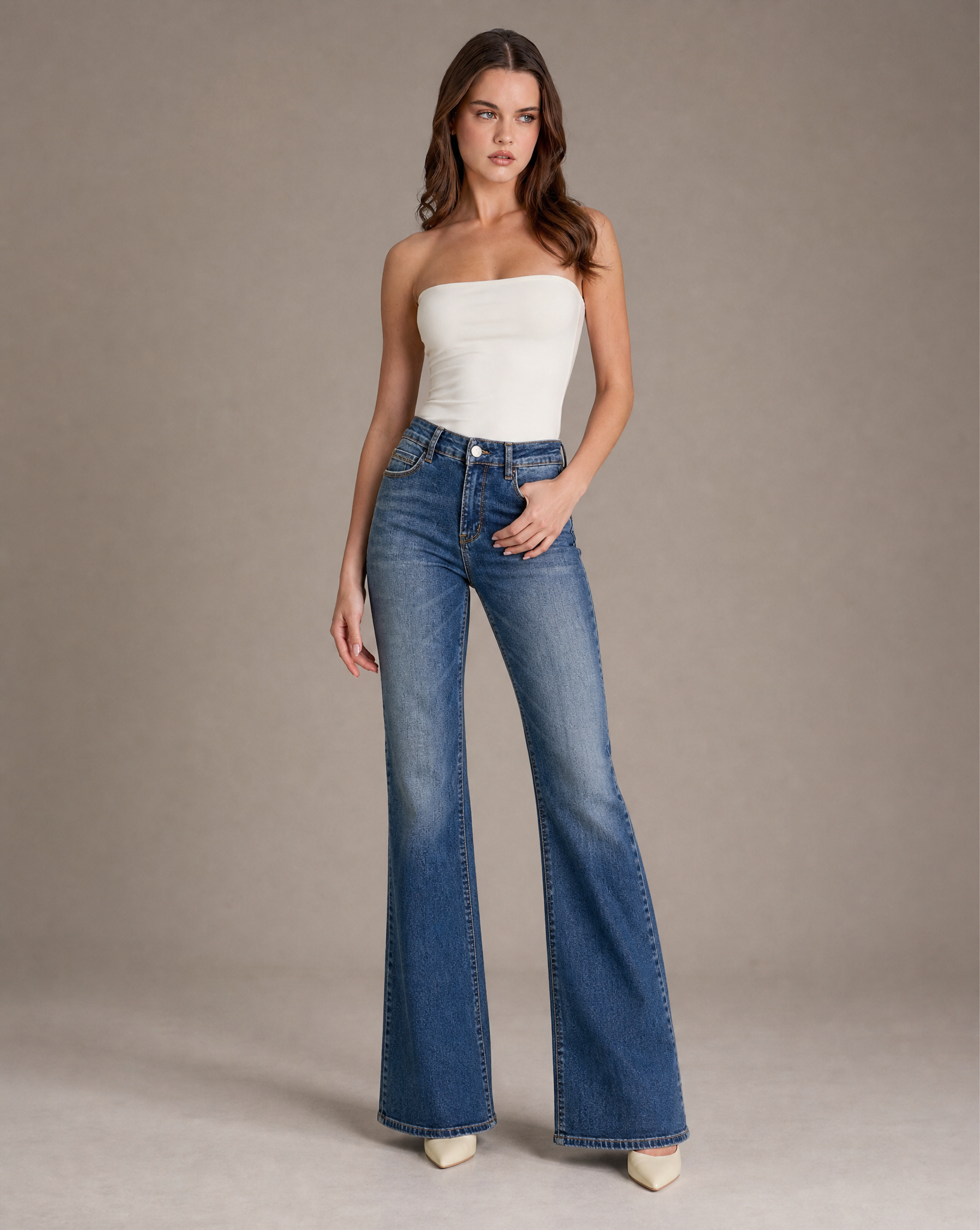 Jeans donna flare blu washed N2772 indossato, vista frontale