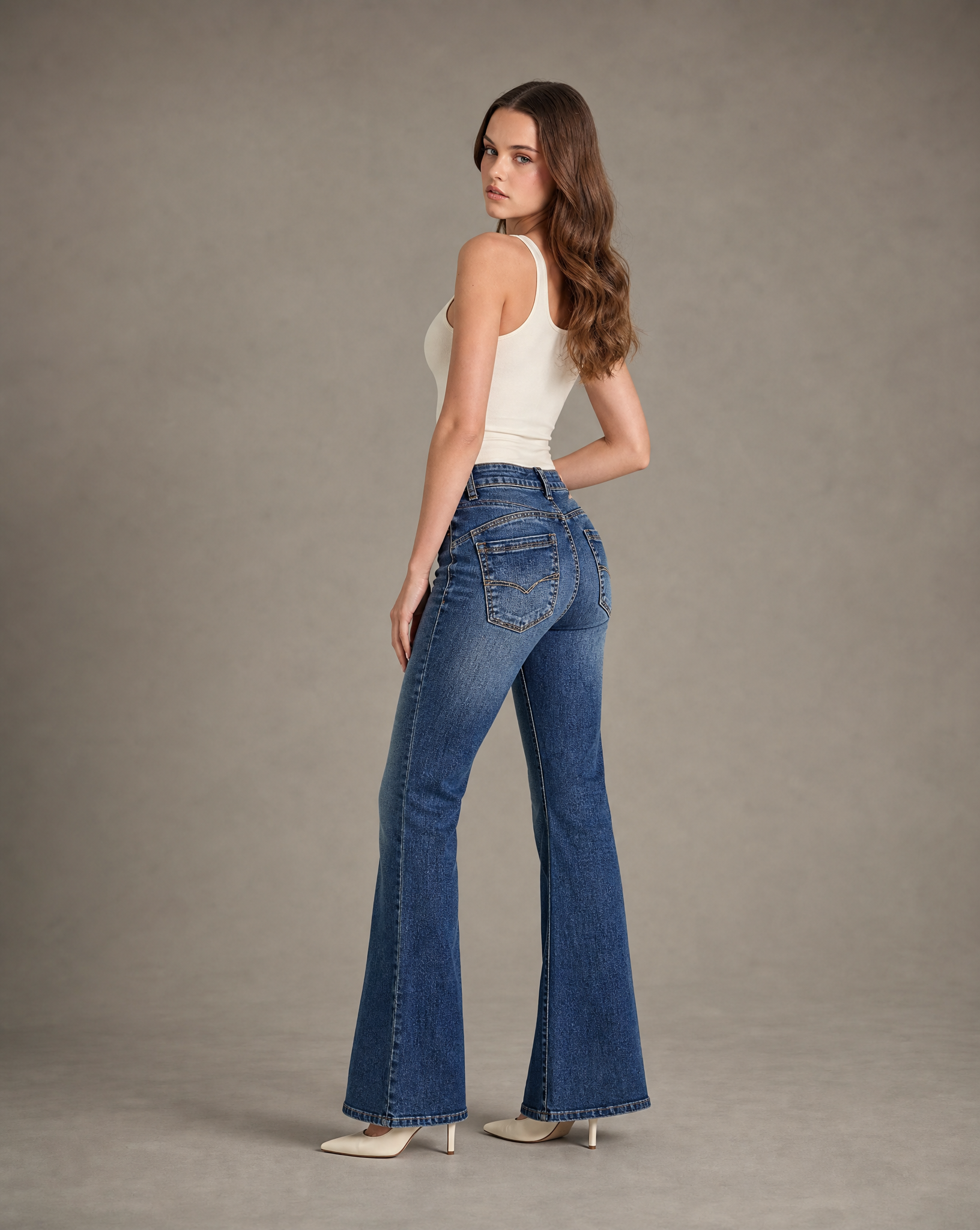 Jeans donna flare blu washed N2772 indossato, vista posteriore